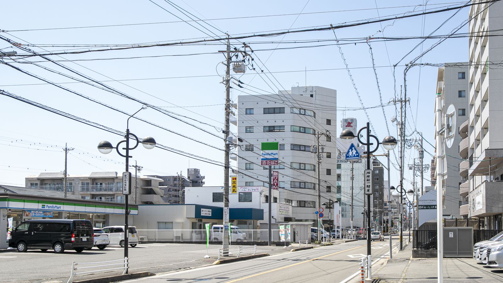 事務所ビルの外観（ファミリーマート側から）